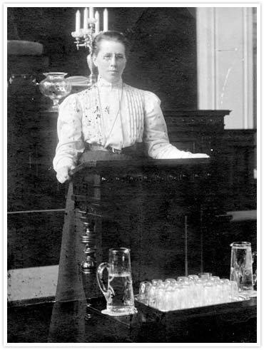 Miina Sillanpää standing at a podium
